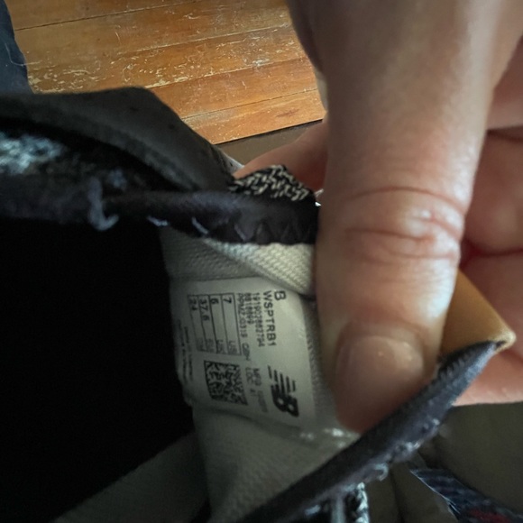 New Balance tennis shoes - Picture 3 of 3